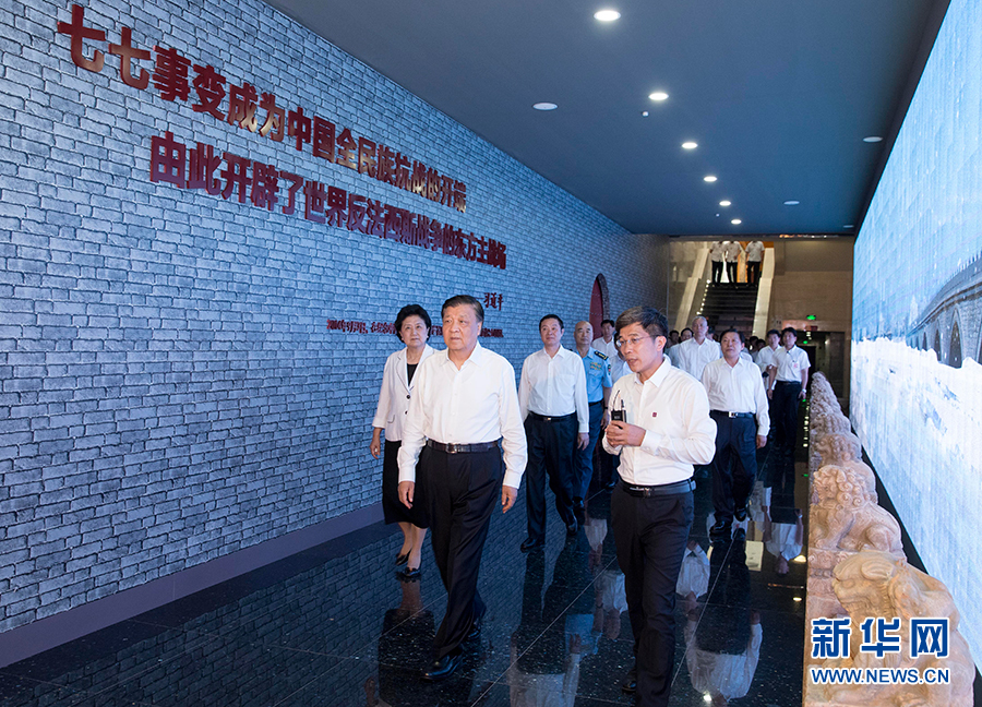 7月7日，紀(jì)念全民族抗戰(zhàn)爆發(fā)80周年儀式在中國(guó)人民抗日戰(zhàn)爭(zhēng)紀(jì)念館舉行。中共中央政治局常委、中央書記處書記劉云山出席儀式并講話。這是儀式后，劉云山參觀《全民抗戰(zhàn)偉大壯舉——紀(jì)念全民族抗戰(zhàn)爆發(fā)80周年專題展覽》。 新華社記者丁林?jǐn)z