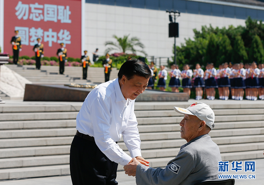 7月7日，紀(jì)念全民族抗戰(zhàn)爆發(fā)80周年儀式在中國(guó)人民抗日戰(zhàn)爭(zhēng)紀(jì)念館舉行。中共中央政治局常委、中央書記處書記劉云山出席儀式并講話。這是儀式開始前，劉云山與老八路代表握手。新華社記者崔新鈺攝