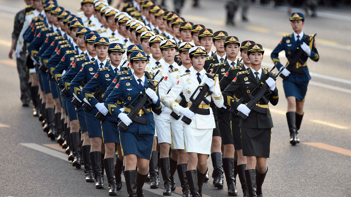 三軍儀仗隊女兵做準(zhǔn)備