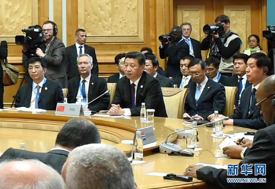 7月9日，金磚國家領導人第七次會晤在俄羅斯烏法舉行。中國國家主席習近平、俄羅斯總統普京、巴西總統羅塞夫、印度總理莫迪、南非總統祖馬出席。這是習近平主席出席大范圍會議。新華社記者 饒愛民 攝 